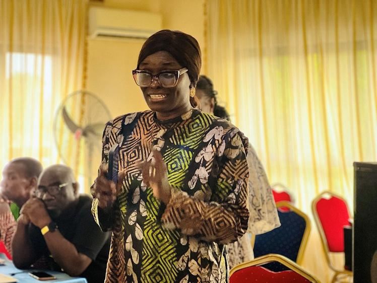 A facilitator leading a CS-SUNN training session